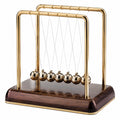 Goldenes Schreibtischpendel mit Metallkugeln und Holzsockel